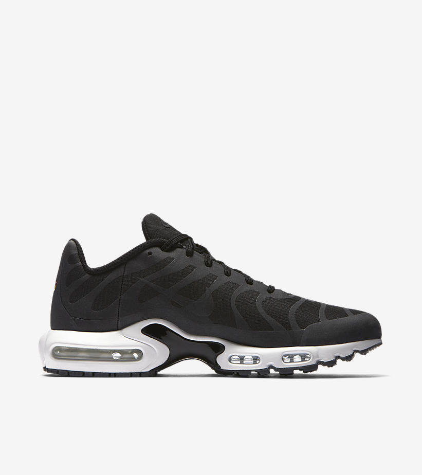 04-nike-air-max-plus-big-logo-black-white-aj0877-001